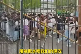 6月22日， 湖北武汉。五月天演唱会遭黄牛拆护栏，人群无视安保强行闯卡。主办方回应：拦下了大部分人，已报警视频封面