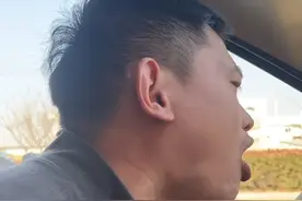 3岁儿子在高速路上尿急，妈妈让他尿在饮料瓶里。谁知爸爸口渴了……隔着屏幕都yue了，爸爸：我不干净了！