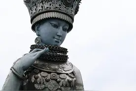 她就是贵州的女神仰阿莎。 88 米高的雕像，成为世界最大的女性雕像之一。名字是用摩斯密码写成，寓意着向上和光明。她是苗族、布依族、水族等少数民族的人文始祖。仰阿莎不仅是美丽的化身，也是智慧的象征。据说只要你许下心愿，双手合十三拜，就能心想事成。#贵州dou知道 #女神雕像 #少数民族风情