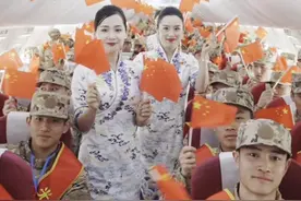 3月16日，济南至海口航班上，@海南航空 乘务员广播向新战友送祝福，共同在万米高空挥舞小国旗、唱响军歌。视频封面