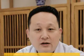 风寒和风热如何分辨，看完你就知道了 最近#上呼吸道感染 高发期，很多人感冒发烧，
感冒发烧在中医分为#风寒 和#风热 两种，
我们如何分辨呢？
相同点：体温都会增高，到38度、39度。
不同点👇
第一：怕冷症状
风寒大多数人手脚冰凉，鼻尖和耳朵也都是凉的；风热大多不会出现这种情况。
第二：精神状态
风寒精神萎靡不振，躺着不想动；风热会偏兴奋一些，晚上翻来覆去睡不着。
第三：口干口渴、呼热气
风寒一般不会出现口干口渴；风热不但会出现口干口渴，而且口和鼻子里呼出的气也是热的，可能还会出现#嗓子疼痛 等症状。
这些情况可以作为分辨风寒和风热的依据，如果身体不适，一定要及时去正规医院就诊，谨遵医嘱。#医学科普 @抖音短视频