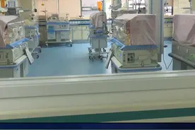 湖南“巴掌宝宝”出生时仅900克 医护精心照料两月后顺利出院视频封面
