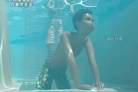 6岁女童在酒店戏水池溺亡，左腿被吸入排水管，水深不到膝盖，父母发声：无救生员，无摄像头；当地回应：前期调查取证工作基本完成，目前正在进行审查分析。（剪辑：鲲鹏）