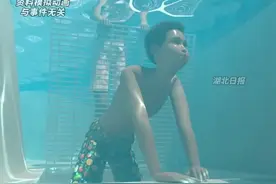 6岁女童在酒店戏水池溺亡，左腿被吸入排水管，水深不到膝盖，父母发声：无救生员，无摄像头；当地回应：前期调查取证工作基本完成，目前正在进行审查分析。（剪辑：鲲鹏）