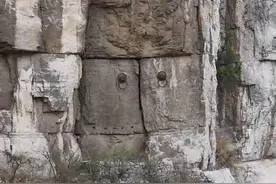 在马鞍山的悬崖上意外发现神秘石门，挂在近千米的崖壁上，当地流传着一个传说，“打开马鞍山，金子淌满淄河滩”，让原本神秘的石门越发神秘。#旅行大玩家 #探秘 #悬崖峭壁视频封面