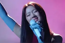 单依纯爆改李荣浩《李白》，歌词“如何呢，又能怎”太魔性引热议，本人回应疯了：这是艺术。