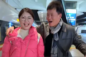 知道我们要外出，婆婆一早起来给我们包饺子吃。盼盼感慨：出门有人送，家里有人等……也许在父母眼里，不管我们长多大 都是让他们牵挂的孩子视频封面