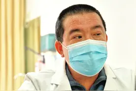 长三角名医在安徽 | 蛋白质是最好的“保肝药” “有肝炎、酒精肝、肝硬化等肝脏疾病的患者除了规范治疗之外，还要特别注意饮食结构，蛋白质是最好的’保肝药’。”上海曙光医院安徽医院院长高月求提醒，肝硬化患者一定不能喝酒，尽量不吃油炸的、坚硬的食物。
肝硬化患者吃什么比较好？“可以多食用鱼虾、牛奶、鸡蛋、肉类等优质蛋白质，同时多吃蔬菜、水果。”高月求认为，多补充蛋白质，对于肝病的康复是有帮助的。
#长三角名医在安徽 #肝炎 #肝硬化 #小叶医探视频封面