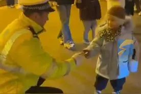 1月30日，曲阜萌娃敬礼送零食 致敬春节坚守的警察叔叔视频封面