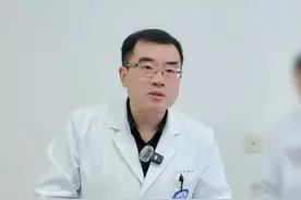 作为一名神经外科医生，真的希望大家能互相理解，互相体谅。#查房 #医生 #面肌痉挛