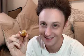 当老外第一次尝试潮汕荔枝吃法，震惊了！ #荔枝蘸酱油挑战 #快喊你的好朋友请你吃荔枝 #第一个荔枝蘸酱油的是天才 #夏天的味道在抖音视频封面