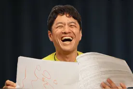 我给日本的大学生做演讲被嫌弃说话声音大但是没办法，他们在台下睡觉，我只能大点声把他们吵醒#亮叔聊日本视频封面