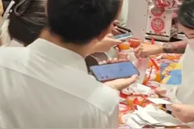 全国人民“薅羊毛”薅崩美团，平台回应：日订单过亿创造历史，触发服务器限流。网友：外卖大战再这么打下去，我要“出栏”了！#外卖大战 #美团 #大额券