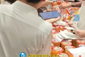 全国人民“薅羊毛”薅崩美团，平台回应：日订单过亿创造历史，触发服务器限流。网友：外卖大战再这么打下去，我要“出栏”了！#外卖大战 #美团 #大额券