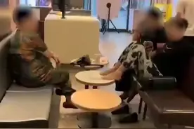 大妈快餐店脱鞋脚踩餐桌 拍摄者：踩了十多分钟，还来回摩擦视频封面