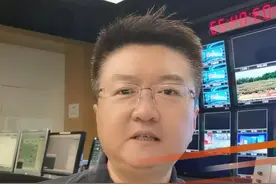 最近，一段视频当中，火车上的一位男子把自己买的卧铺让给妹妹，自己去坐妹妹的硬座，结果被列车员制止。当哥哥的给妹妹让个座，为啥不行？#火车 #卧铺 #列车员 @抖音短视频视频封面