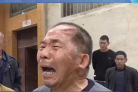 痛心！儿子在家门口被碾轧身亡，“他喝完酒出去吐酒，躺在地上”（一）视频封面