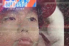 感动！国足主场球迷在比赛第10分钟亮起闪光灯，纪念去世小球迷林子金视频封面
