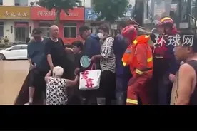 致敬！北京大哥用铲斗端出80多条人命 打渔大哥救了3船人