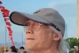 没抢到票的香港市民在岸边远眺山东舰，哽咽回顾历史：中国加油！