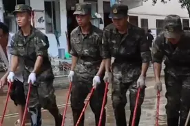 广西桂林：洪水退去，#武警官兵转战清淤一线视频封面