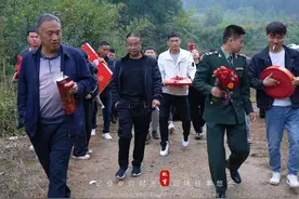 穿上军装是国家，脱下军装是小家。现役军人婚礼视频封面