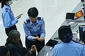 老人补办身份证指纹录不上，工作人员想到一招：时光的磨损抵不过此刻的温暖 #人情味