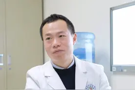 上下楼膝盖疼，做好这个锻炼就不疼 #膝盖疼 #膝关节疼痛 #靠墙静蹲 #关节医生李辉 #硬核健康科普行动视频封面