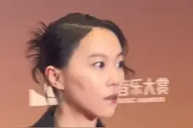 窦靖童复刻王菲20年前造型 盘发外加黑衣黑裤亮相#王菲 #窦靖童视频封面