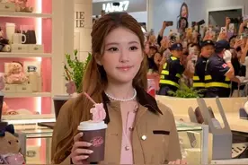 因担心出现踩踏等安全问题，赵露思提前结束活动并贴心提醒： 上面的宝贝们注意安全#赵露思  #西安   （编辑：小西）