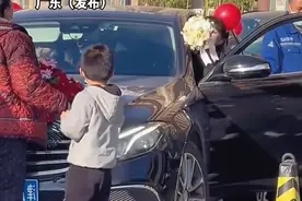 老人带着小孩拦婚车 小孩拽都拽不走 伴娘霸气下车解决 网友：我们这儿有专门拦婚车的 不少挣#拦婚车视频封面