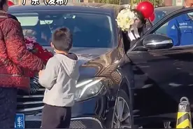 老人带着小孩拦婚车 小孩拽都拽不走 伴娘霸气下车解决 网友：我们这儿有专门拦婚车的 不少挣#拦婚车视频封面