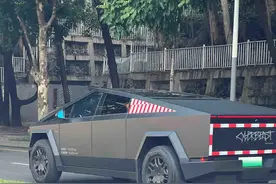国内唯一上牌特斯拉赛博皮卡再现身！车身已喷字贴反光条#特斯拉赛博皮卡 #Cybertruck #皮卡视频封面