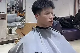 “那男的”爆改“易烊千玺”，晓华直播间数万人在线见证：太像了！视频封面