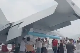 “遮风挡雨”具象化了！山东舰访港次日，香港观众在歼-15T下方避雨#山东舰