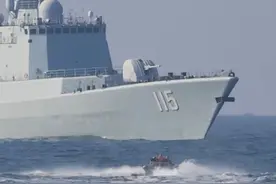 黄海某海域云飞浪涌，由海军石家庄舰、沈阳舰、盐城舰、潍坊舰组成舰艇编队，开展跨昼夜实战化训练，最大限度发挥舰艇编队作战效能。#实弹射击 #舰艇编队 #实战化训练视频封面