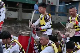 #年仅13岁的小鼓手是龙舟队的“指挥官”他的鼓声特别地让我们感觉很激情 #鼓手 #龙舟 #浙江dou知道 @抖音短视频视频封面