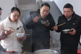8斤排骨5斤天麻炖一锅，在这个零下3度的天气来一碗天麻汤，真是汤鲜味美#新农人计划2025 #乡村守护人 #微光点亮乡村视频封面