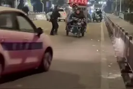宁波城管回应整治无照摊贩，多名摊贩闯卡 有摊贩撞上执法车，城管回应：此处投诉较多，群众反映强烈，领导正在向属地中队了解相关情况视频封面