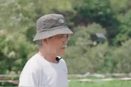 下雨后水田常会出现“冒泡”现象，这是田里正在向土壤中通气，释放土壤里原来有的硫化氢、甲烷、氨气等有毒气体。#乡村守护人 #新农人计划2022 #来抖音学农技 #有机农业 #农业知识 