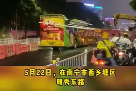货车危险驾驶运载超长灯杆，穿破公交车尾部#遵守交通规则 #危险瞬间 #安全驾驶 视频封面