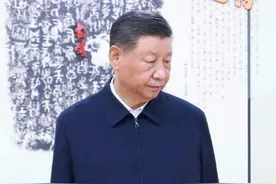 “让收藏在博物馆里的文物、陈列在广阔大地上的遗产、书写在古籍里的文字都活起来。”今天是国际博物馆日，跟随习近平总书记的讲述，一起走进博物馆，探寻中华文明之美。视频封面