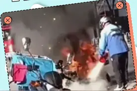 消防：怎么也得干点儿啥啊，要不太尴尬了#外卖小哥救火  #尴尬视频封面