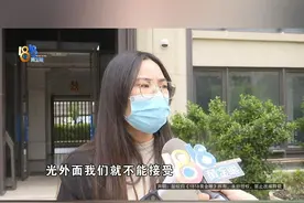 蔡女士反映，前几年她在绍兴华发金融活力城樾庭买了一套房子，建筑面积103平方，总价244万元左右。2023年新房交付，但她到现在都没收房，说是楼里有穿堂风。蔡女士说“华发”有一个旧换新政策，她想换，但等来等去也没换成。#1818黄金眼 #抖音精选计划 #房产 #开发商视频封面