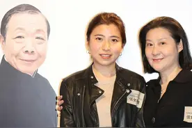 午马去世10年，遗孀守丧9年只穿黑袍，26岁女儿很漂亮不想做演员视频封面
