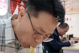 韩国大叔到中国旅游，被热情好客的云南人圈粉了！#有一种叫云南的生活    #美好生活在云南    #七彩云南样样好视频封面