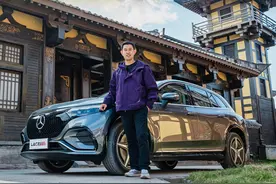 开奔驰EQS SUV，探班横店影视城 作为浙江人，#横店影城 也是一个非常值得打卡的景点。但这一次我们开着#奔驰EQSSUV 去到横店影城带大家看一看不容易见到的拍戏区。
中国90%以上的古装戏都在此拍摄，这里不仅能#穿越 回古代，还能体验到非铺装路况。#抖音汽车 #豪华SUV视频封面