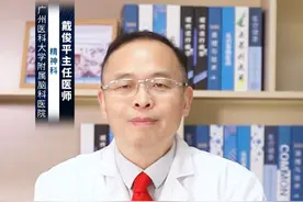 阿普唑仑对改善焦虑症躯体症状有帮助吗？ #涨知识 阿普唑仑对改善焦虑症的躯体症状有一定的帮助。
阿普唑仑是一种苯二氮卓类的镇静催眠药物，可以强化中枢抑制性神经递质γ-氨基丁酸与其受体结合，刺激氯通道开放，导致细胞超极化，从而使神经元兴奋性降低，产生镇静和抗焦虑效果。因此，阿普唑仑对于缓解焦虑、紧张、激动的情绪以及改善焦虑症的躯体症状有一定的作用。
然而，阿普唑仑并非针对#焦虑症 躯体症状的首选药物。焦虑症的躯体症状源于交感神经系统的过度活动和骨骼肌的紧张性增加，往往不是由器质性疾病引起。在非苯二氮卓类药物规律治疗后，躯体症状会得到改善，常见用药有帕罗西汀、坦度螺酮、艾司西酞普兰、舍曲林、氟西汀等。这些药物需要在医生的指导下使用。
此外，阿普唑仑在使用过程中可能会出现一些不良反应，如嗜睡、头昏、乏力、睡眠障碍、兴奋等，若大剂量服用，则可能出现共济失调、震颤、尿潴留等。少数患者可能会出现过敏反应，如皮疹、光敏、白细胞减少等。因此，在使用阿普唑仑时，需要遵循医生的建议，不得自行调整剂量或停药。对于焦虑症的躯体症状，应综合采用多种治疗手段，包括药物治疗、心理治疗和辅助治疗等。这些治疗方法都应在医生的指导下进行，以达到最佳的治疗效果。#硬核健康科普行动  @创作灵感小助手视频封面