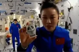 天宫课堂第二课！#冰墩墩 上太空“出差”啦，#王亚平 在太空抛冰墩墩演示空翻和匀速前进！视频封面