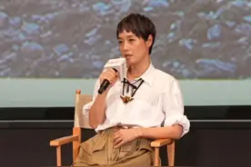演员马伊琍谈起自己参与#我的阿勒泰 拍摄的两个月，觉得那就像一个美梦，希望大家有机会远离尘嚣，去那边做一个梦。#小8在现场